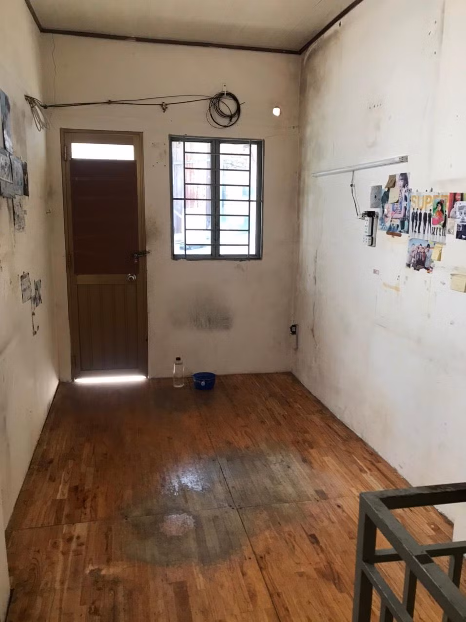 Căn nhà này tọa lạc ở Hẻm Bình Tiên (Quận 6, TP HCM) – một khu lâu đời của TP, cũng vì vậy mà căn nhà cũng có tuổi đời khá cao, khiến nhiều hạng mục bắt đầu xuống cấp trầm trọng. Sau khi được chuyển nhượng lại, chị P đã nhờ một kiến trúc sư (KTS) trẻ sửa chữa và cải tạo lại căn nhà.
