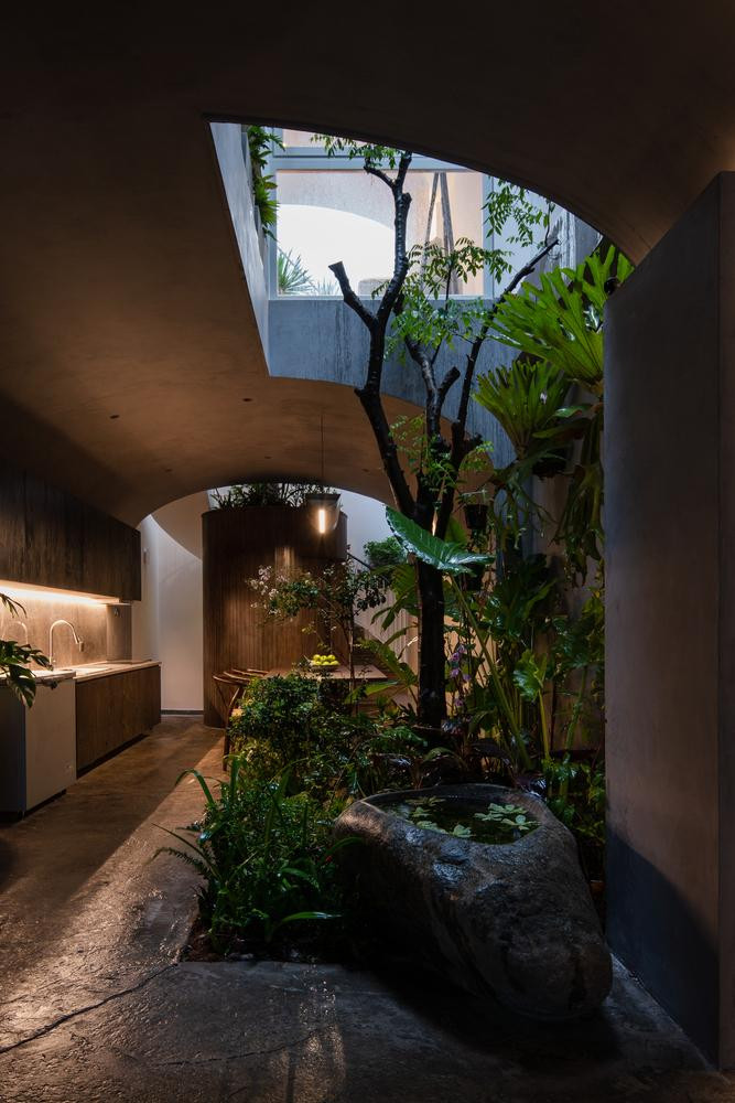 Cạnh khu vườn là bếp và phòng ăn nhỏ nhắn. Nội thất tủ bếp và bàn ăn đều là gỗ để tạo sự giản dị, mộc mạc và ấm cúng.