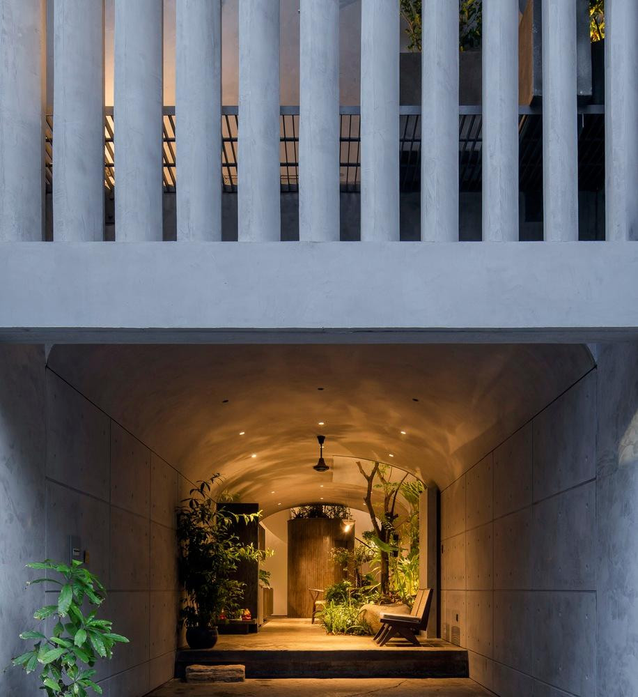 Mặt tiền ngôi nhà theo hướng mở, bằng cách sử dụng các thanh chắn song song để không khí, gió có thể tự do ra vào nhà, nhưng vẫn đảm bảo an toàn, và sự riêng tư cho các thành viên trong nhà.