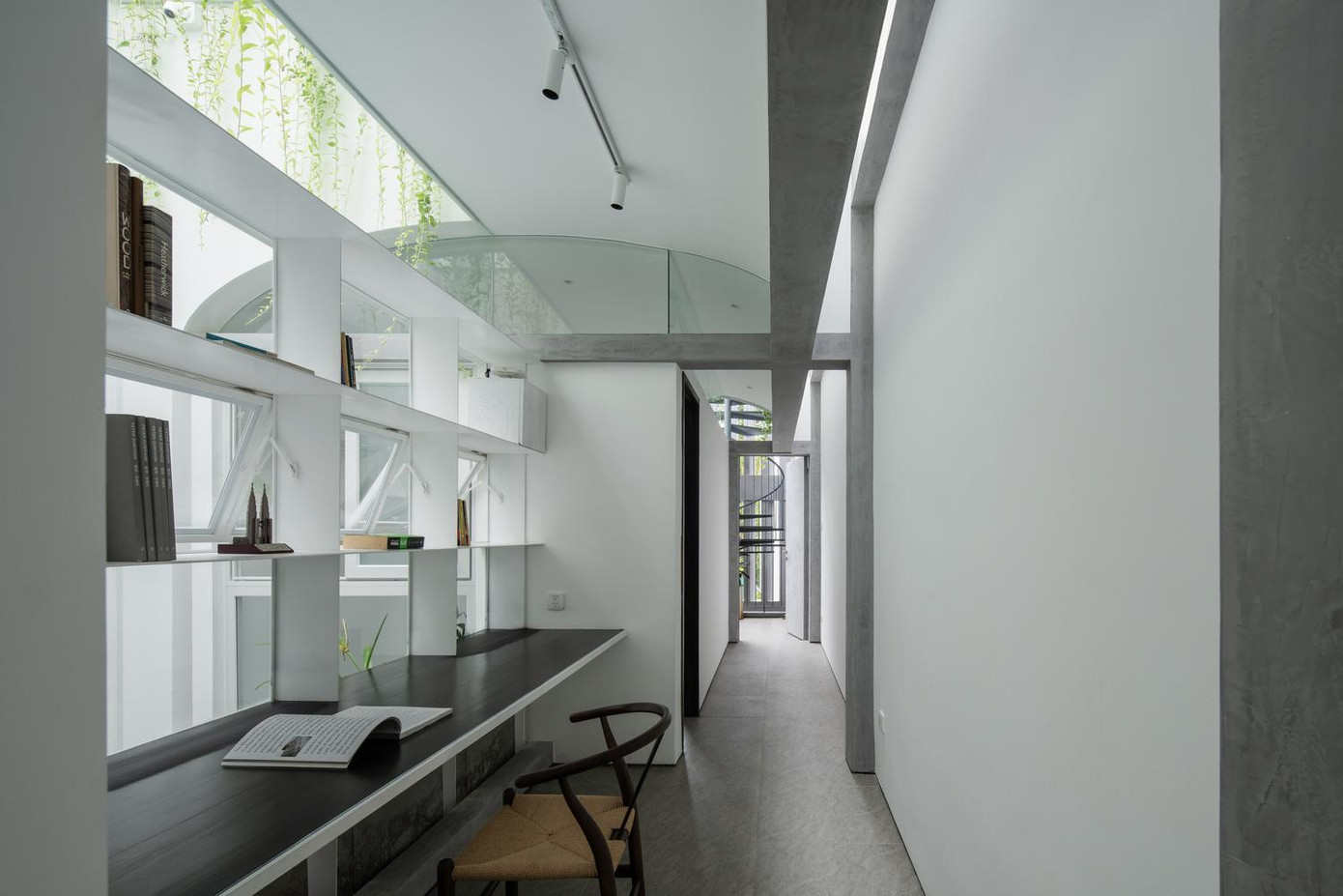 Không gian phòng đọc sách cũng tương tự phòng khách, có nhiều cửa sổ nhỏ mở ra phía giếng trời để lấy sáng, và sinh khí.