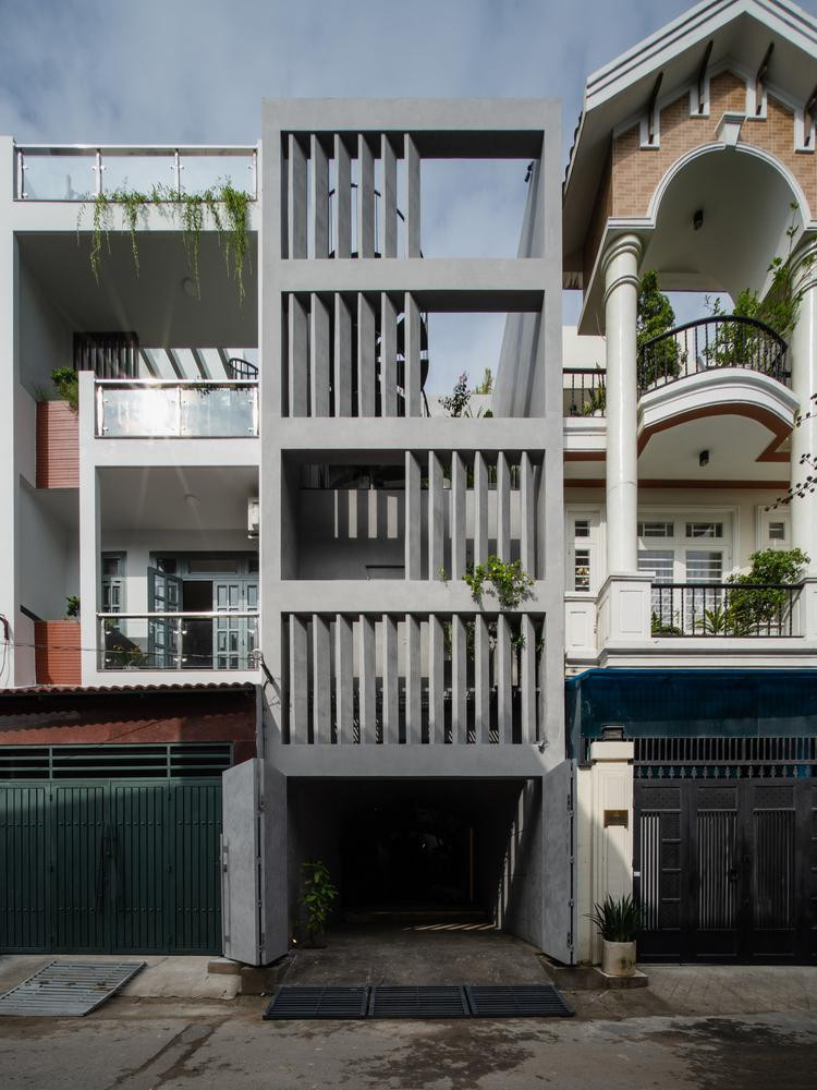 Qua trao đổi với chủ nhà và khảo sát thực địa, kiến trúc sư (KTS) đã đề xuất việc xây ngôi nhà 3 tầng có mặt tiền là không gian mở.