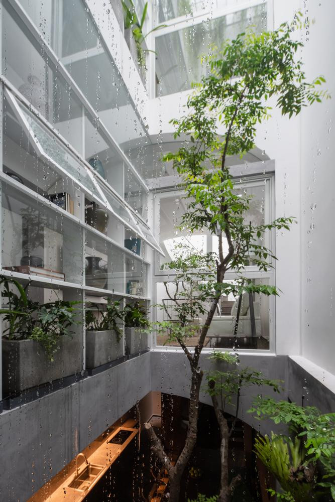 Khu vườn giữa nhà nằm dưới giếng trời, nên chỉ cần ngồi tại đây, những người trong nhà vẫn có thể cảm nhận được hết mọi sự thay đổi của thời tiết trong ngày, theo chu kì ánh sáng của giếng trời.