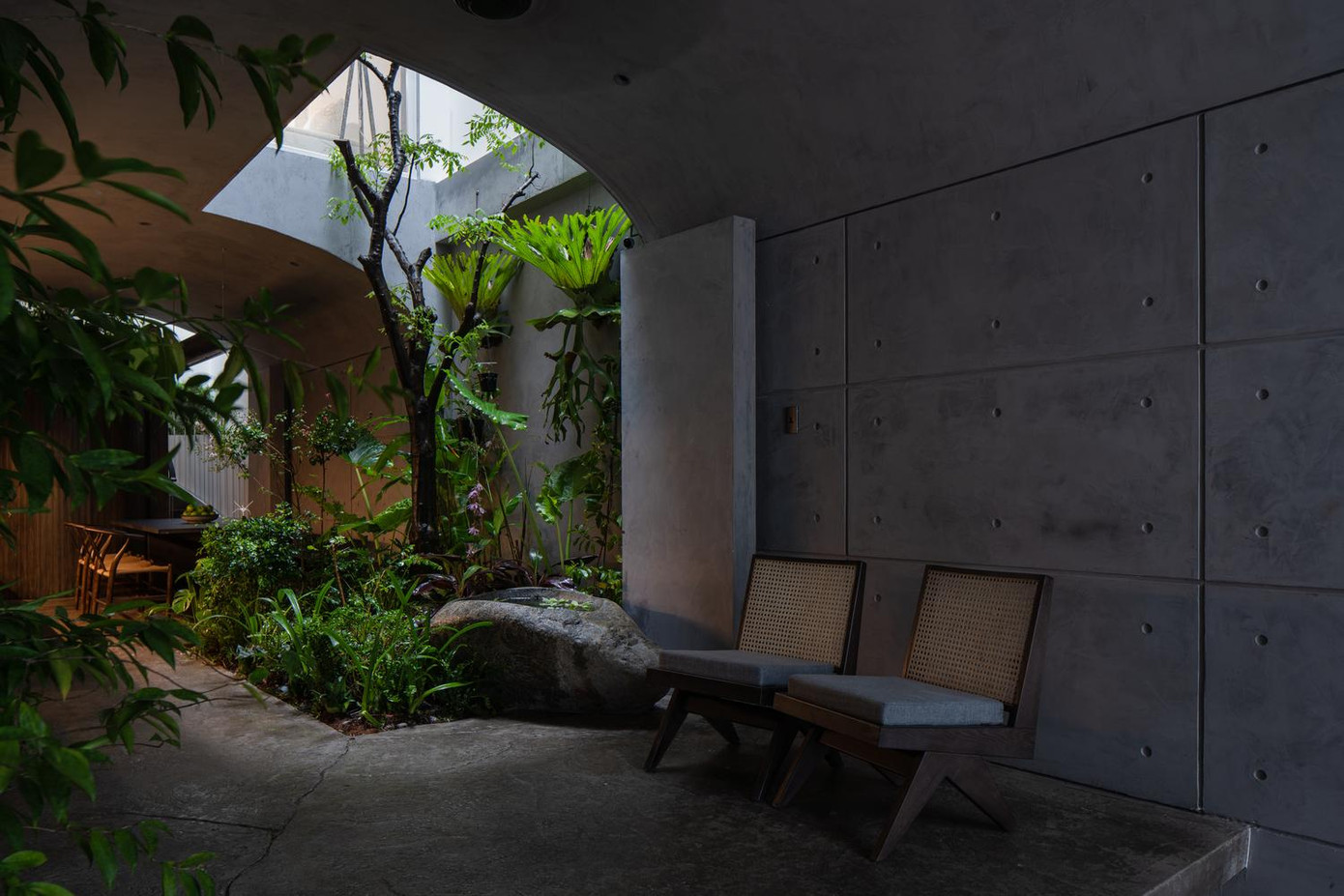 Cao độ sàn của khu vực để xe và khu vườn tại tầng 1 chênh lệch nhau khá nhiều, nhằm để tránh việc những ngày mưa gió, nước sẽ tràn vào nhà.