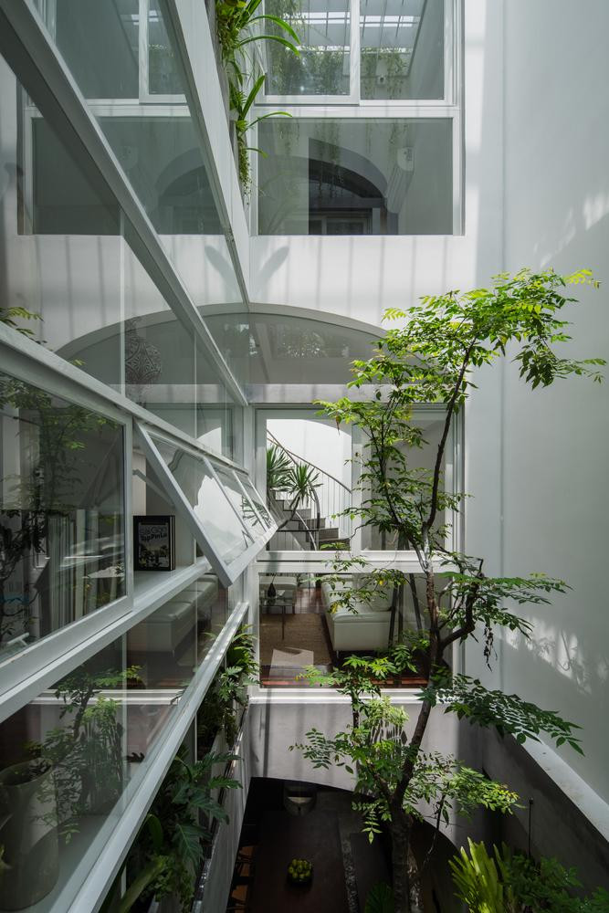 Tầng 3 là không gian phòng ngủ. Nhờ việc lấy giếng trời làm nguồn sáng, sử dụng kính thay tường mà tất cả các không gian trong nhà đều sáng, thoáng và tràn đầy sinh khí trong lành từ khu vườn giữa nhà.