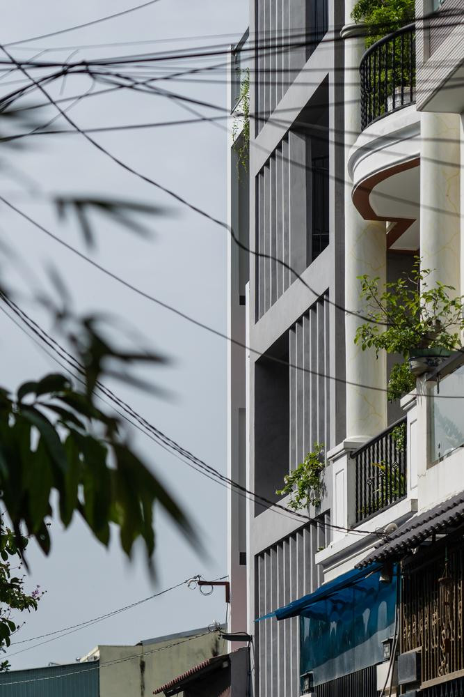 Ngôi nhà này được xây dựng trên mảnh đất có diện tích 4m x 17m, tại một khu đô thị có mật độ xây dựng nhà phố dày đặc. Do đó gia chủ mong muốn tổ ấm của mình tạo được không gian yên tĩnh và thư thái cho các thành viên trong nhà.