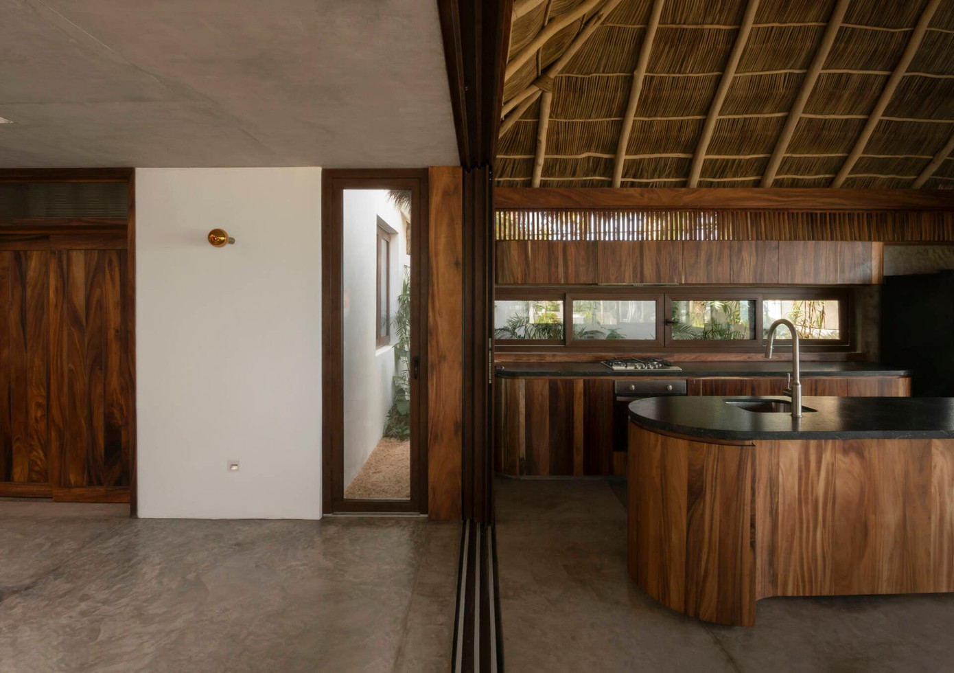 Khu vực không gian mở rộng là nơi đặt phòng ngủ, kết hợp cây xanh, khiến căn nhà luôn ở trạng thái thư giãn, tươi mát.