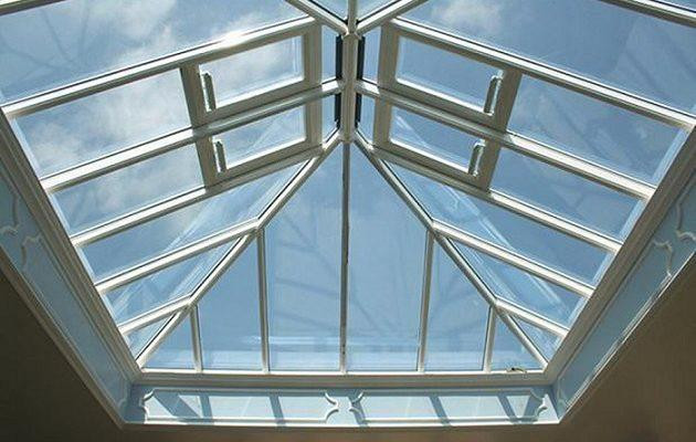 Hiện nay, vật liệu làm mái che giếng trời được sử dụng nhiều nhất là tấm lấy sáng polycarbonate, kính, bạt, tôn,…