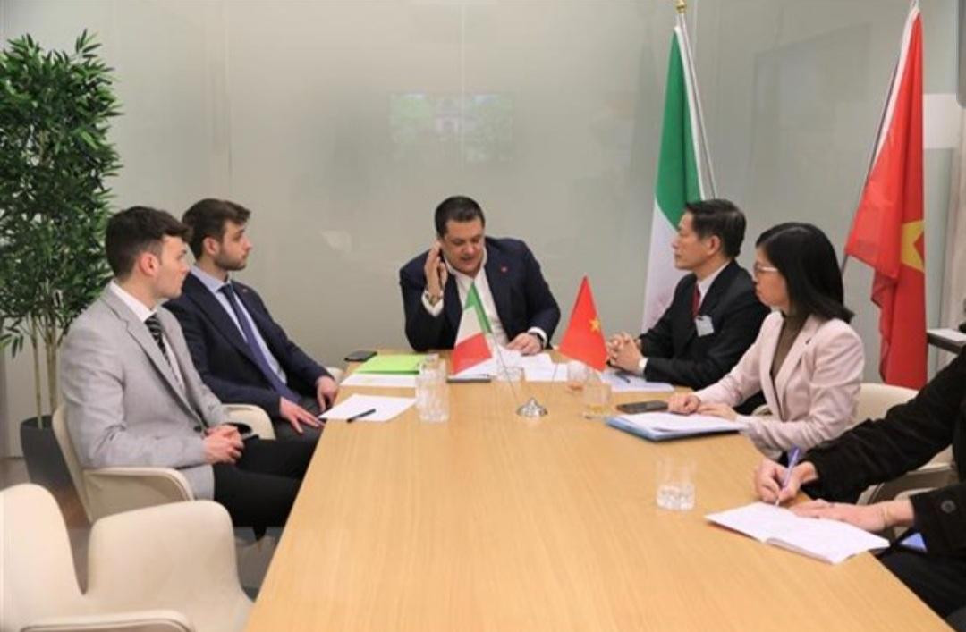 Thương vụ Sứ quán Việt Nam tại Italy làm việc với Lãnh sự danh dự Việt Nam tại Napoli. (Ảnh: TTXVN)