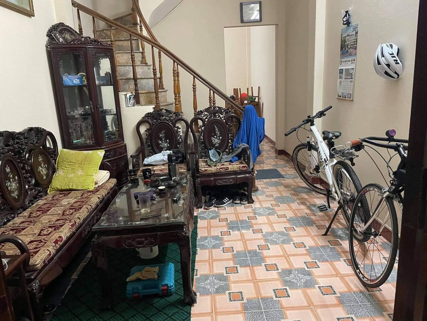 Ngôi nhà mặt đất ở Hà Nội này có diện tích 38m2/2 tầng, được xây dựng từ 20 năm trước, do đó cặp vợ chồng mới cưới đã quyết định cải tạo thành một tổ ấm nhỏ xinh.