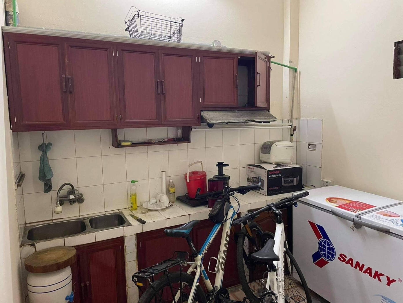 Tuy nhiên, việc cải tạo phải đập đi xây lại nhiều phần thô cũng tốn kém không khác gì xây mới, nên hai vợ chồng phải cân nhắc đi cân nhắc lại rất nhiều, và bỏ bớt nhiều hạng mục thiết kế để tối ưu chi phí.