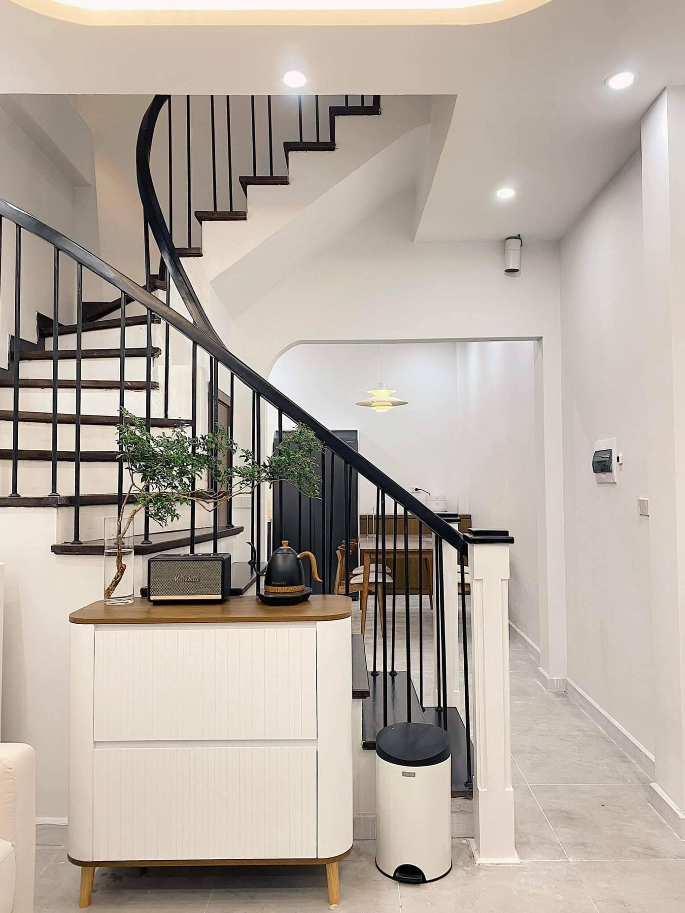 Gia chủ chia sẻ, thời gian từ lúc bắt đầu lên kế hoạch đập đi xây lại, cho đến giai đoạn tìm đội ngũ thiết kế và lên ý tưởng cùng team thiết kế, cho đến lúc hoàn thiện xong tất tần tật là 3 tháng.