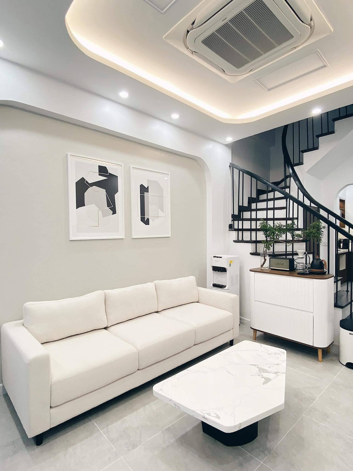 “Trước đây tôi cứ nghĩ làm nhà là chuyện đơn giản vì chỉ cần thuê bên thiết kế làm là xong, khi bắt tay vào làm mới thấy từng hạng mục đều cần sự tỉ mỉ và theo sát công trình để công trình hoàn thiện được ưng ý nhất có thể. Và đây cũng là lần đầu tôi cảm giác ngôi nhà đúng câu "vịt hoá thiên nga" là thế nào”, gia chủ nói thêm.