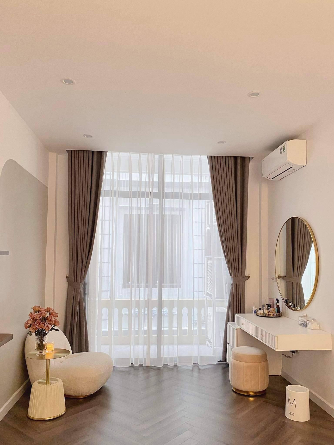 Cuối cùng, ngôi nhà theo phong cách tối giản và hiện đại ra đời. Đồ nội thất tới cách bày biện cũng đều đơn giản nhất có thể, để ăn gian diện tích trong mặt sàn vỏn vẹn 38m2/tầng.