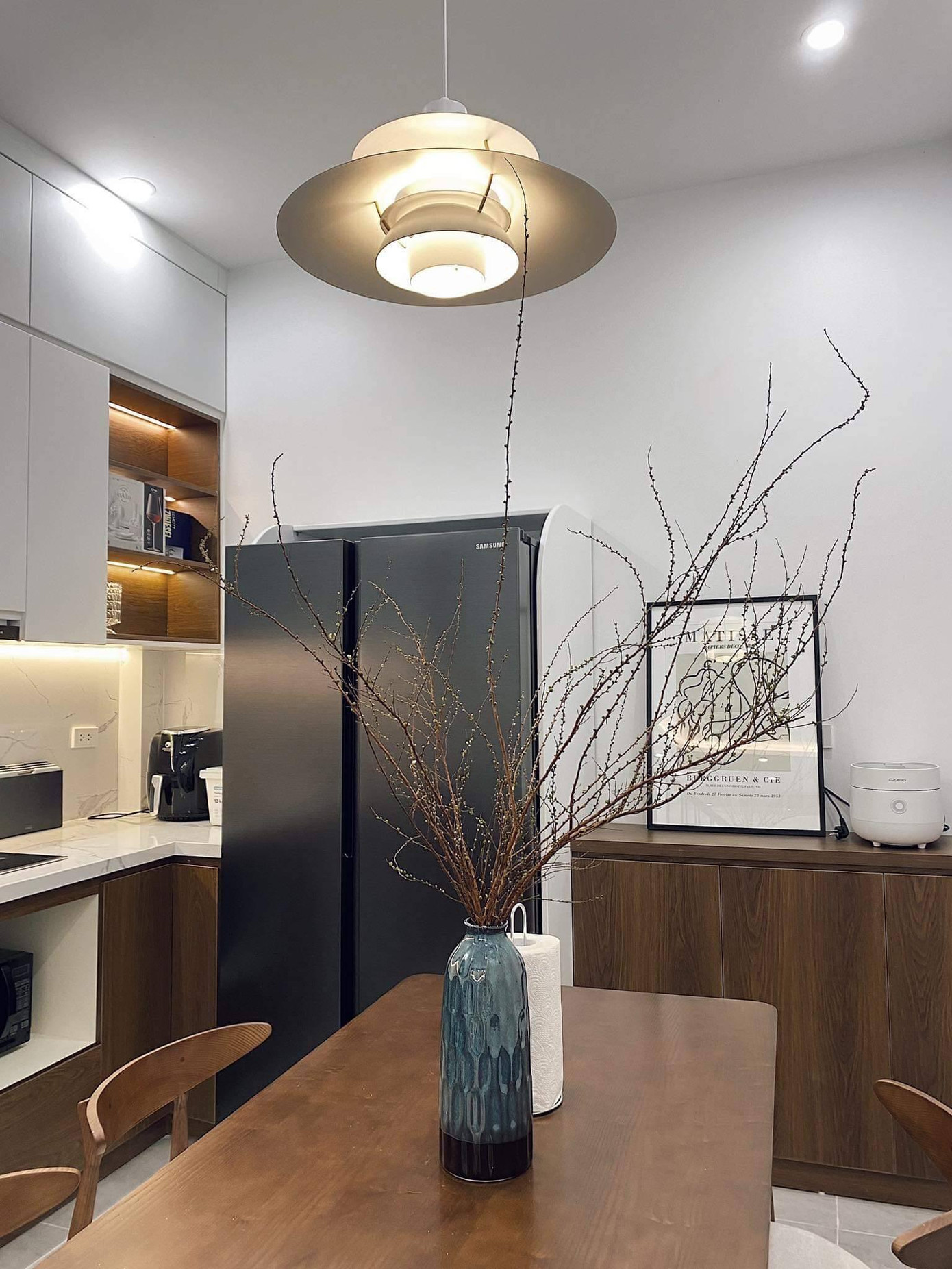 Tuy nhiên, việc cải tạo phải đập đi xây lại nhiều phần thô cũng tốn kém không khác gì xây mới, nên hai vợ chồng phải cân nhắc đi cân nhắc lại rất nhiều, và bỏ bớt nhiều hạng mục thiết kế để tối ưu chi phí.