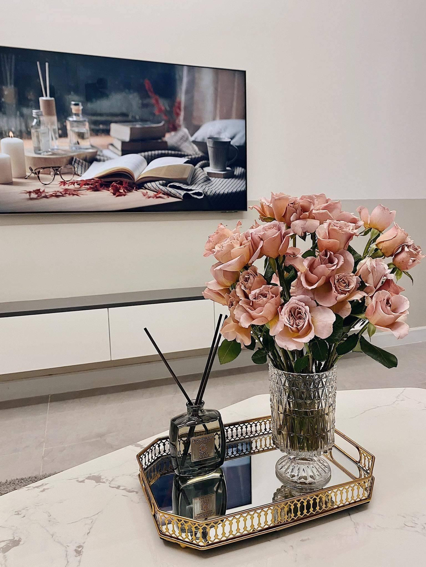 “Quá trình lên ý tưởng và dự trù kinh phí có lẽ là quá trình đau đầu nhất, vì tôi tham khảo các style nhà và cách thiết kế nhà của các anh chị trong group thấy nhà ai cũng đẹp quá nên lúc đó cái gì cũng muốn, style nào cũng muốn bê hết vào nhà mình", gia chủ nói.