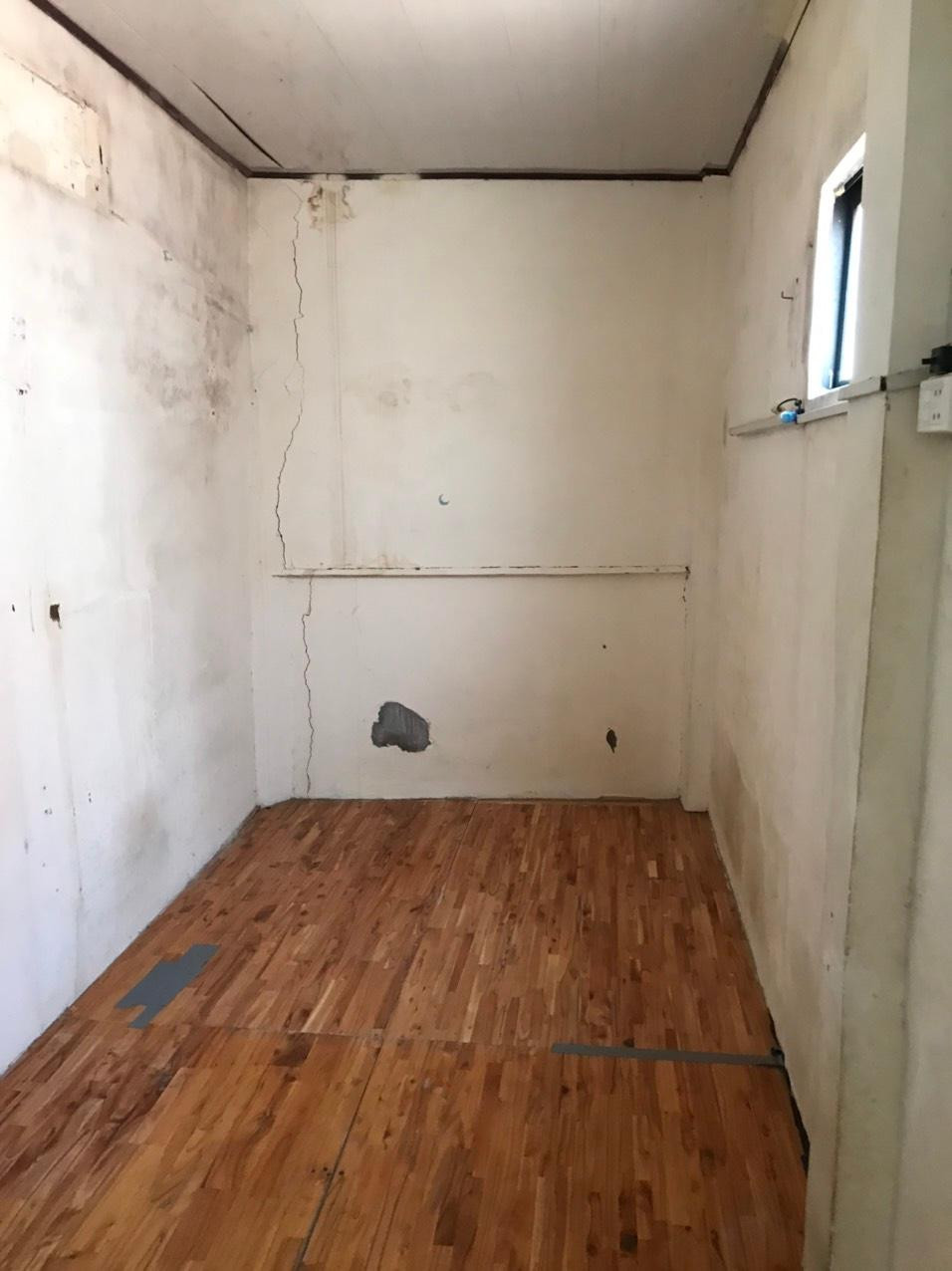 Người thực hiện dự án - KTS Văn Cảnh cho biết, căn nhà này là đại diện điển hình cho tình trạng xuống cấp, bí bách của các căn nhà phố cũ ở các đô thị của Việt Nam hiện tại. Ngôi nhà có diện tích khiêm tốn là 2m x 9m, với công năng tương đối bề bộn và bố trí có phần chật hẹp.