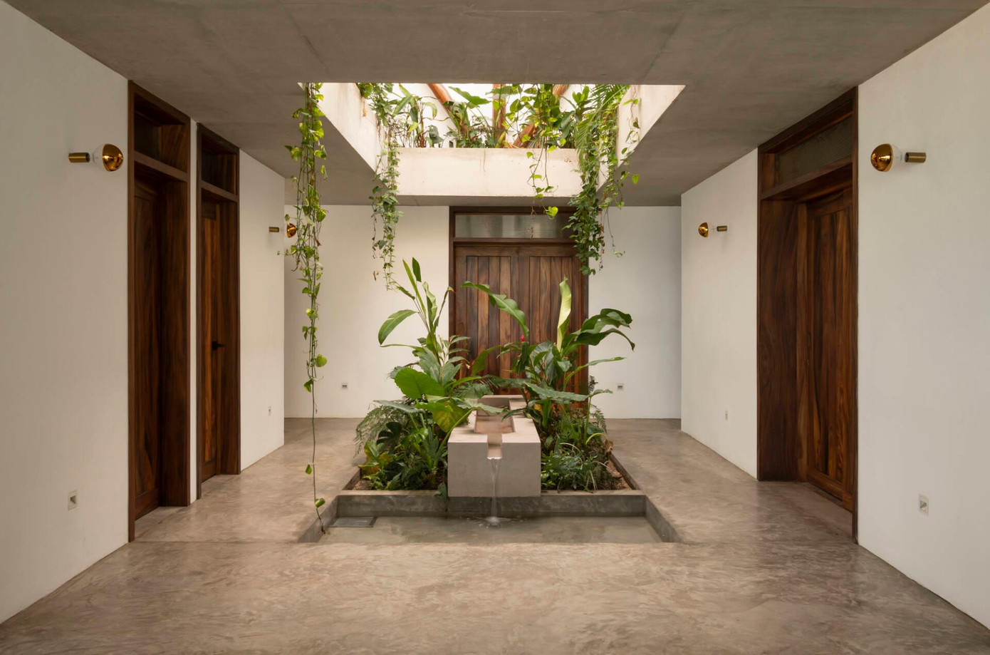 Do đó, căn nhà sau khi cải tạo sẽ được phân tách thành 2 khối, thể hiện ở sự khác biệt giữa mái ngói và mái tranh.