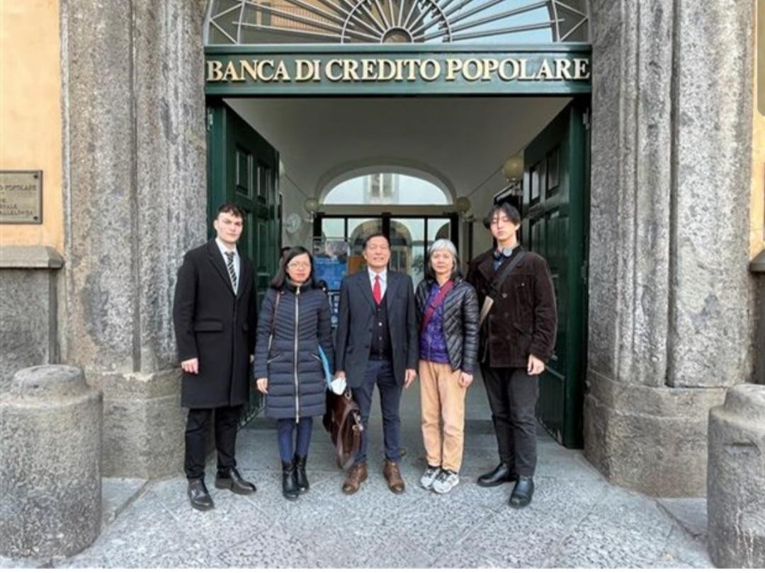 Thương vụ Sứ quán Việt Nam và phóng viên TTXVN tại Italy làm việc với ngân hàng Banca di Credito Popolare tại Napoli. (Ảnh: TTXVN/phát)