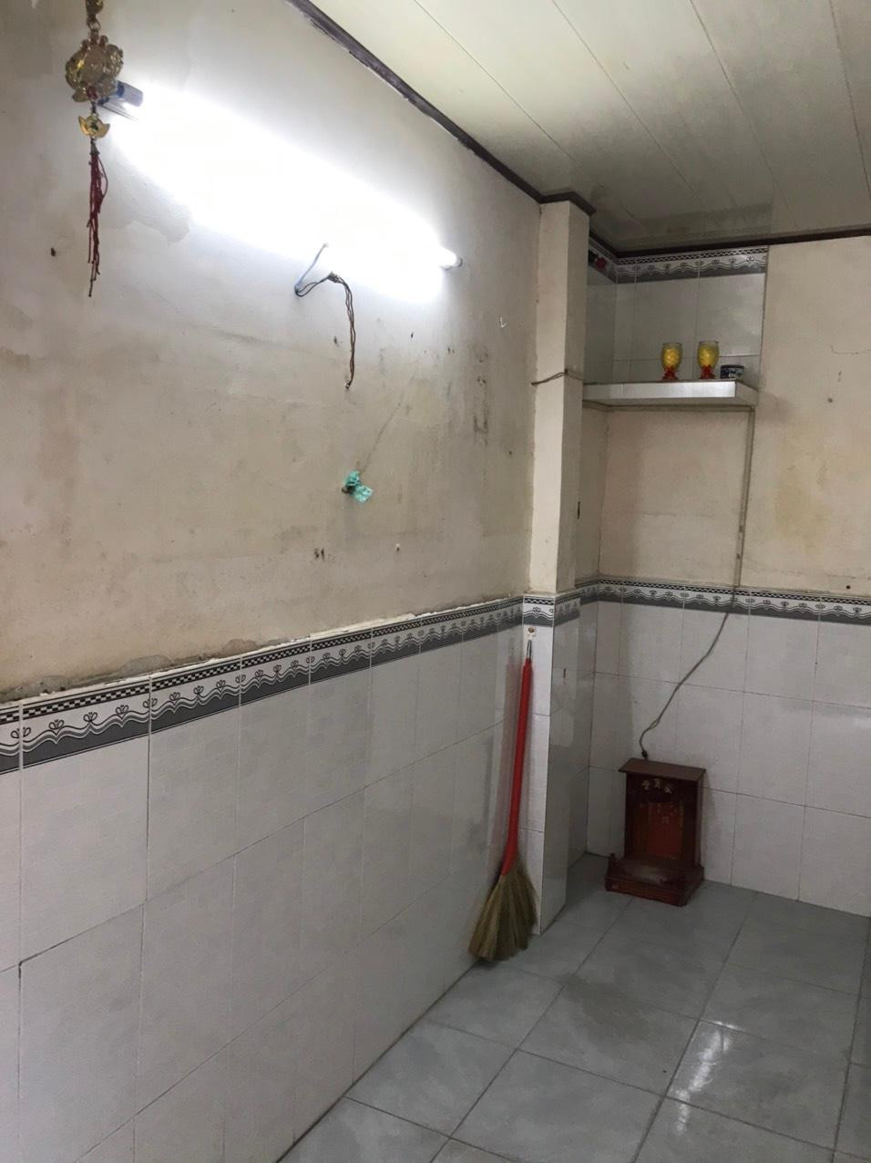 Ở phòng khách, do gia chủ mong muốn làm như 1 phòng khách bình thường, nên KTS đã đập khoảng tường trống phía sau sofa để làm ô thông gió, nhằm làm cho ngôi nhà được thông thoáng và có nét thẩm mỹ.