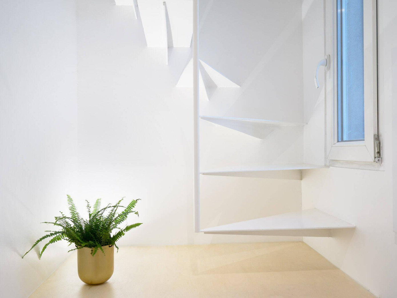 Tất cả đều được sắp xếp gọn gàng, đơn giản nhất có thể để tạo ra các khoảng trống giúp không khí và ánh sáng lưu thông tốt hơn. Cầu thang nhỏ tích hợp tủ giày dép giúp kết nối không gian hai tầng nhà.