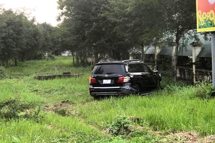 Chiếc xe húc tung lan can cầu Hoà Bình rồi lao xuống bãi cỏ bên cạnh mới dừng lại Chiếc xe húc tung lan can cầu Hoà Bình rồi lao xuống bãi cỏ bên cạnh mới dừng lại