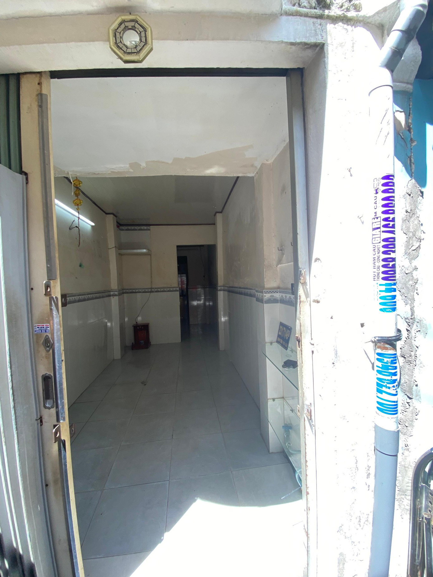 Căn nhà này tọa lạc ở Hẻm Bình Tiên (Quận 6, TP HCM) – một khu lâu đời của TP, cũng vì vậy mà căn nhà cũng có tuổi đời khá cao, khiến nhiều hạng mục bắt đầu xuống cấp trầm trọng. Sau khi được chuyển nhượng lại, chị P đã nhờ một kiến trúc sư (KTS) trẻ sửa chữa và cải tạo lại căn nhà.