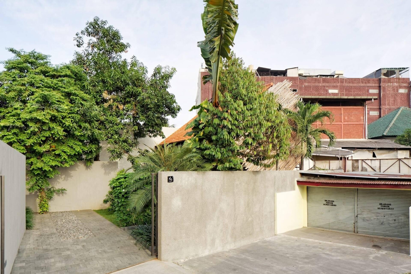 Kết cấu bê tông hiện có của ngôi nhà sẽ được giữ nguyên, một số vật liệu được tái sử dụng để tiết kiệm chi phí.