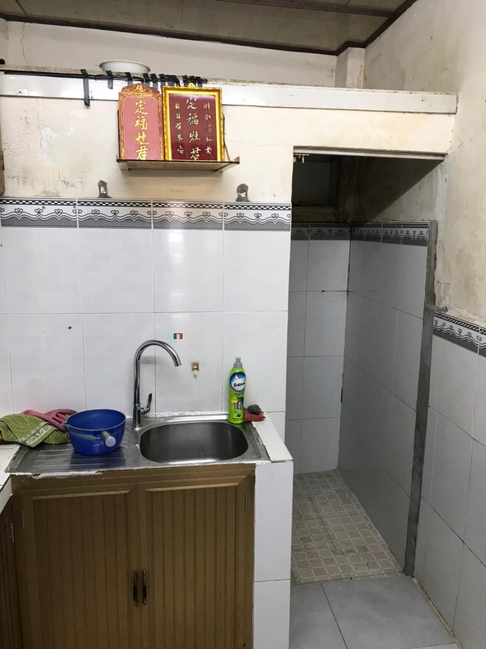 Khu vực bếp được tịnh tiến và nối dài thêm phía trước gần với cầu thang, một phần vừa lấy sáng cũng như là để mùi đồ ăn có thể được đưa ra ngoài nhanh hơn.