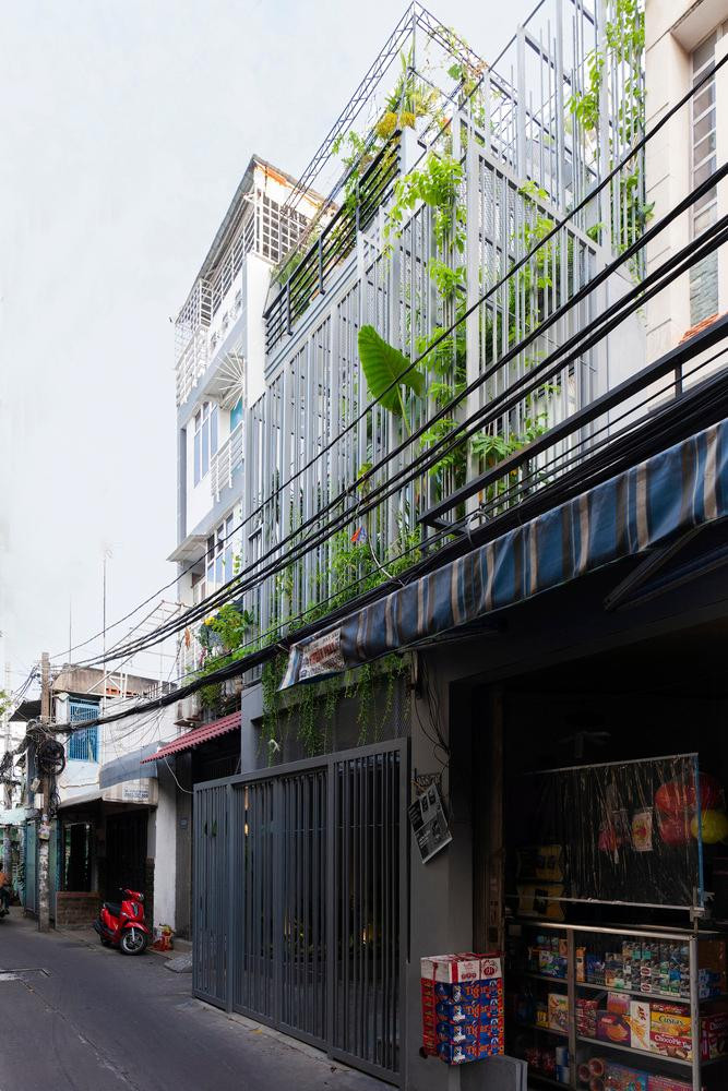 Đây là ngôi nhà phố nhỏ, được xây dựng cách đây 15 năm, trong một con hẻm nhỏ thuộc khu dân cư có mật độ rất cao. Hiện trạng căn nhà đã khá cũ kỹ, xuống cấp với cầu thang bê tông cồng kềnh ở trung tâm; bếp và phòng ngủ tối và kém thông thoáng ở phía sau; sân thượng đầy bụi và bỏ hoang. Bên cạnh đó, do con hẻm 3m là tuyến đường tắt nối hai trục đường chính, nên thường xuyên có lượng xe cộ qua lại đông đúc, ồn ào.