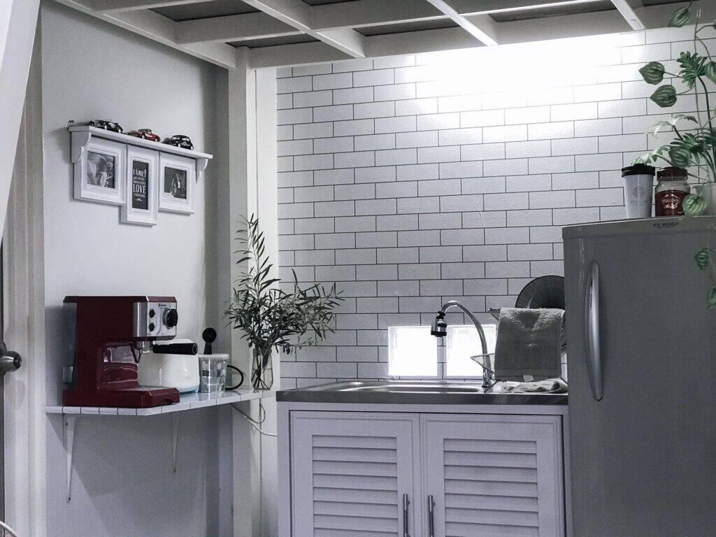 Phòng khách và phòng bếp được nối liền để tận dụng tối đa diện tích trong nhà.