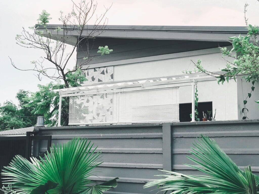 Tổng thể ngôi nhà được sơn màu trắng, để tạo cảm giác không gian sáng và thoáng hơn.