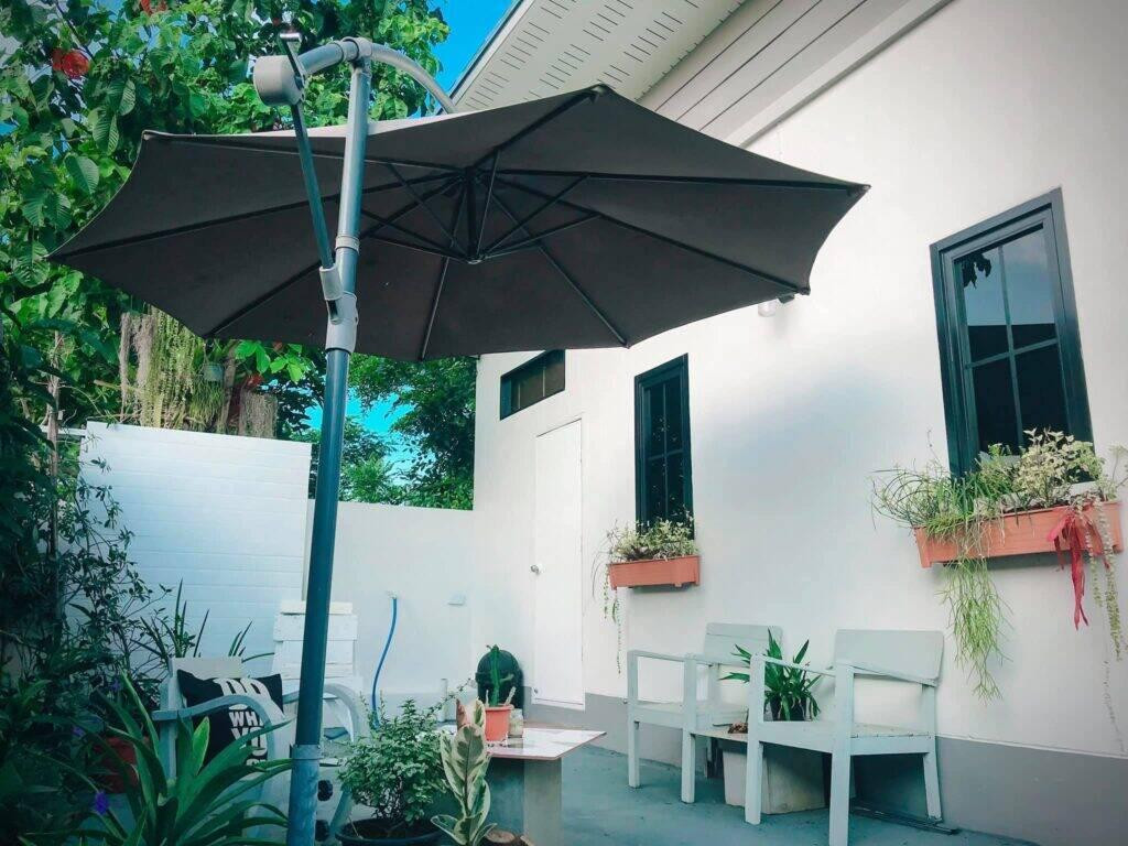 Khu vườn sau cũng bày biện bộ bàn ghế, là nơi tiếp khách thứ hai của chủ nhà.