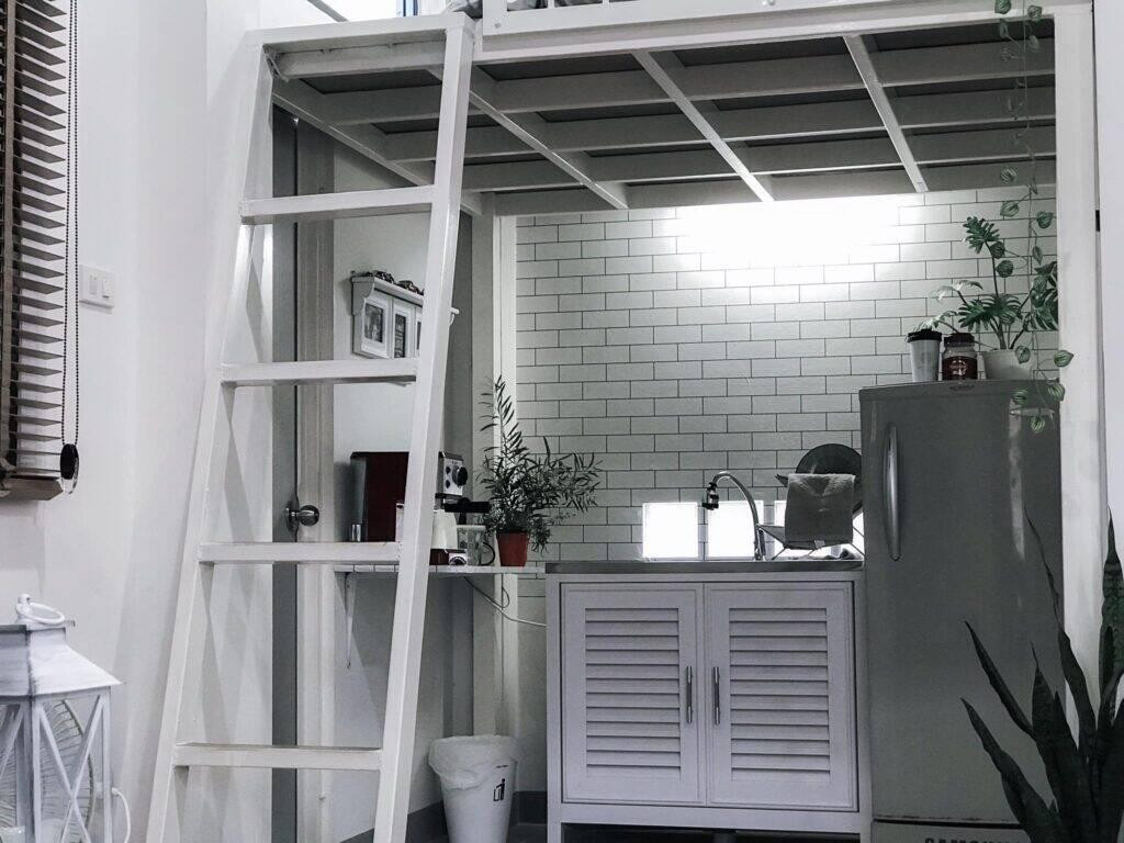 Từ khu phòng khách, bếp lên phòng ngủ sẽ thông qua chiếc thang nhỏ nhắn.