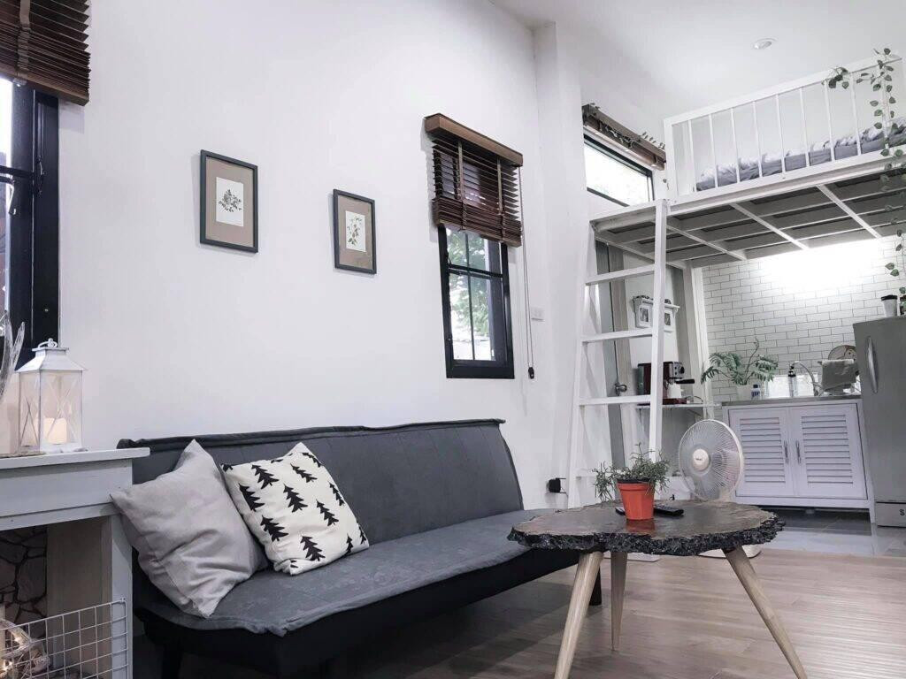 Để ngôi nhà luôn tràn ngập ánh sáng và lưu thông không khí tốt nhất, gia chủ bố trí nhiều cửa sổ bằng kính trong nhà và cả khu vực gác xép.