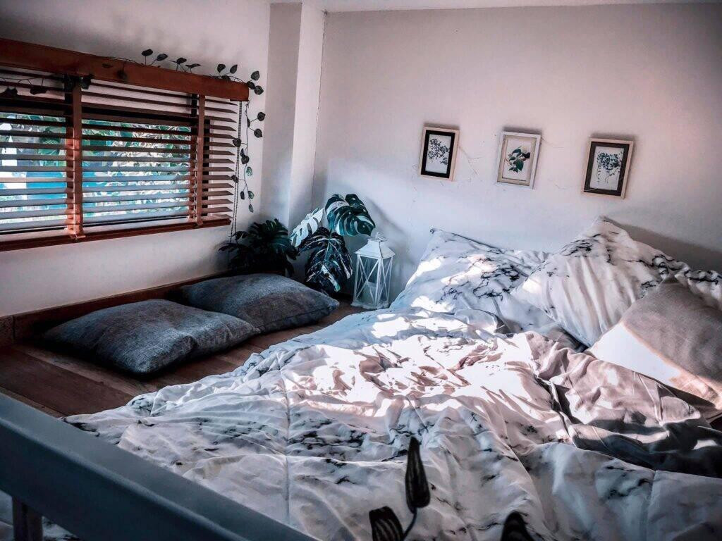 Phòng ngủ được bố trí trên gác xép, để đảm bảo sự riêng tư.