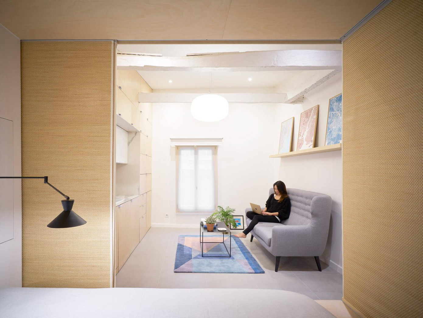 Trong hình là căn hộ chỉ vỏn vẹn 27m2, nên cách bố trí không gian cần tối giản nhất có thể. Vì vậy, KTS đã sử dụng hệ tủ theo độ dốc của mái nhà, thể hiện đúng phương châm không bỏ phí bất cứ khoảng diện tích nào.