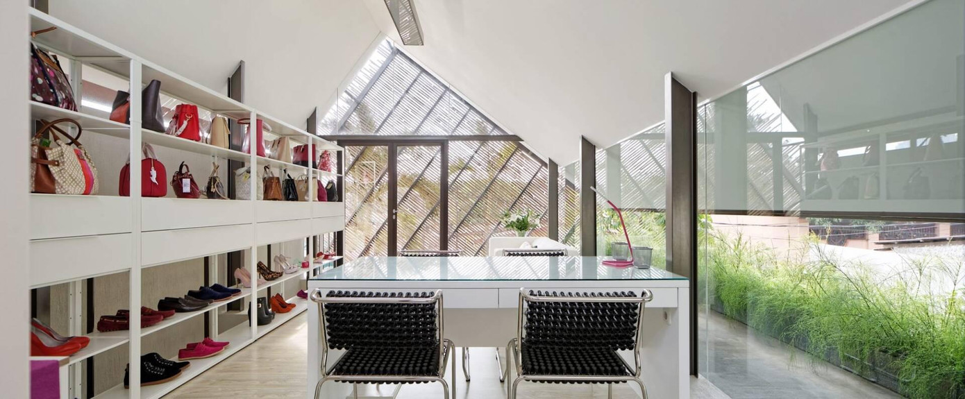 Từ tầng 1, các thành viên có thể lên khu văn phòng bán mở ở tầng 2 bằng cầu thang bên trong hoặc cầu thang xoắn bên ngoài. Giống như tầng dưới, cửa kính lớn được sử dụng trong phòng với tầm nhìn ra sân hiên và khu vườn.