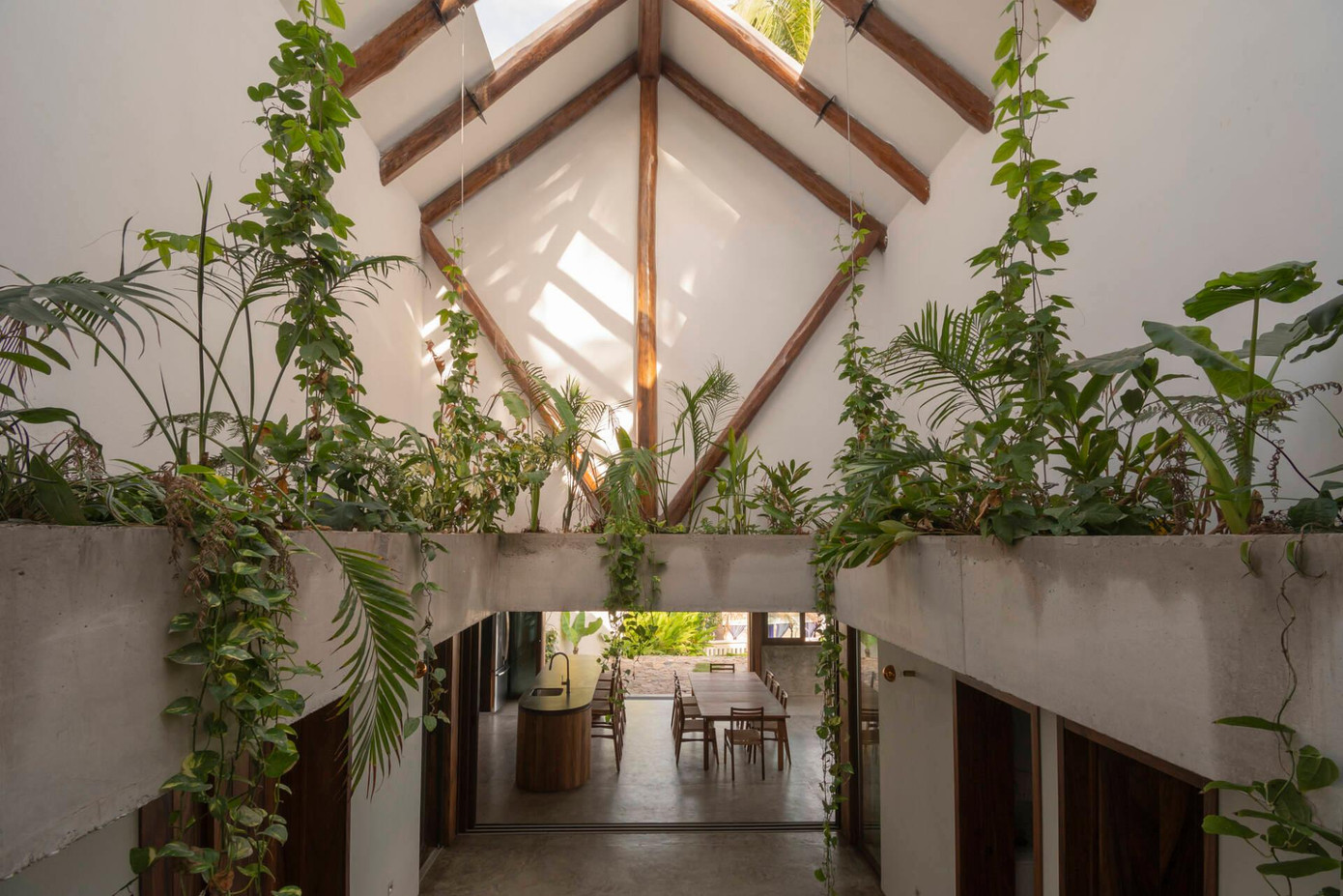Do đó, gia chủ quyết định tạo ra khoảng sân trong bằng cách gỡ bỏ phần mái ở khu vực trung tâm của căn nhà.