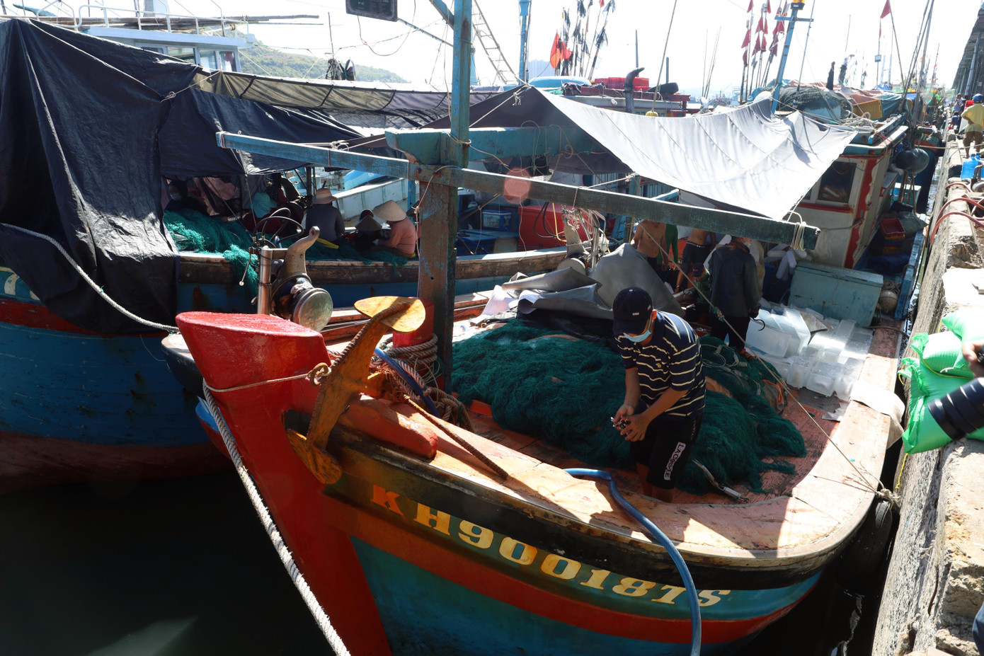 Chủ tàu Trần Thanh Long kiểm tra lại tàu, cùng các nhu yếu phẩm để ra khơi. Chủ tàu Trần Thanh Long kiểm tra lại tàu, cùng các nhu yếu phẩm để ra khơi.