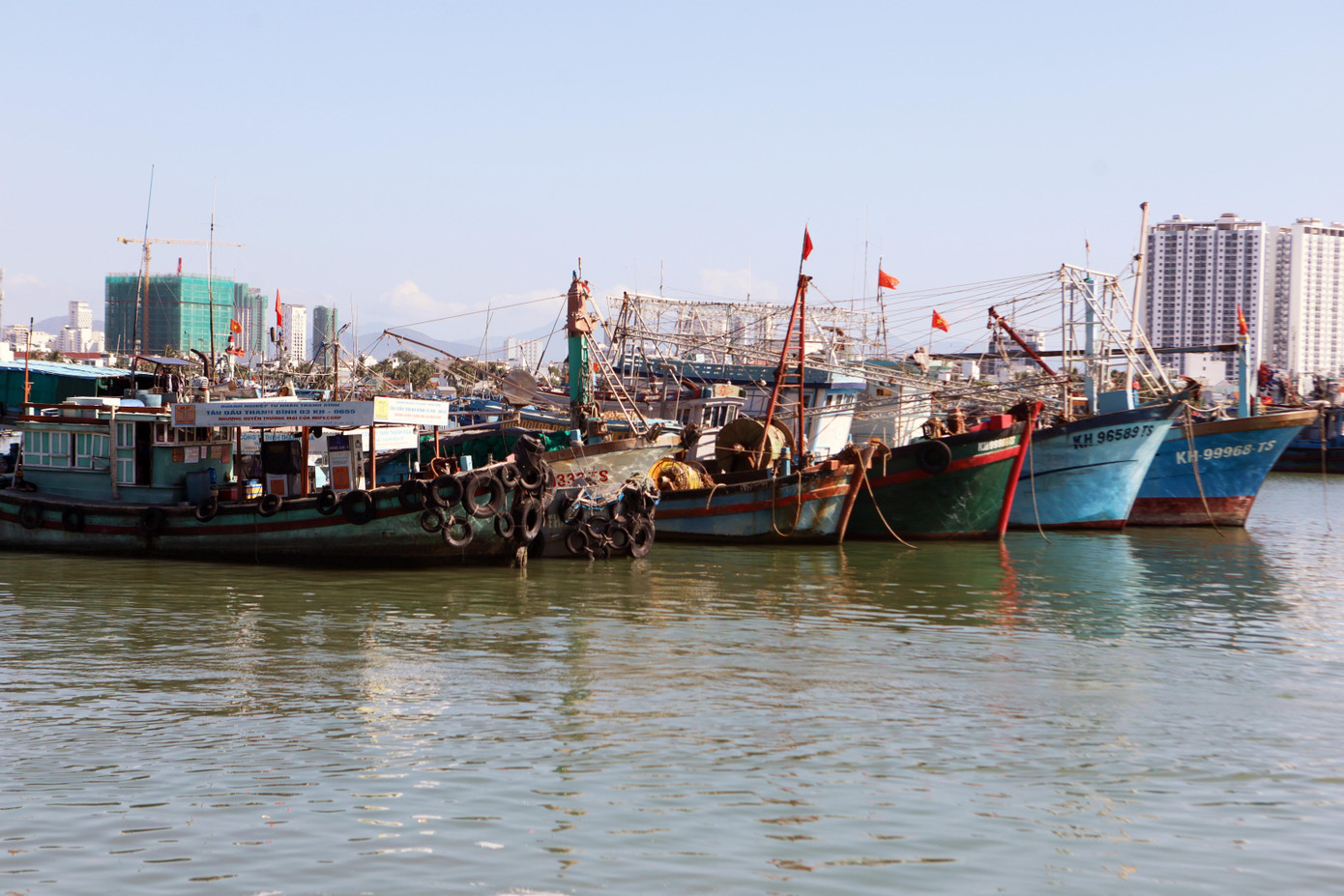 Tại cảng cá rất ít ngư dân chuẩn bị ra khơi, mà neo tàu vào bờ vì giá dầu tăng. Tại cảng cá rất ít ngư dân chuẩn bị ra khơi, mà neo tàu vào bờ vì giá dầu tăng.