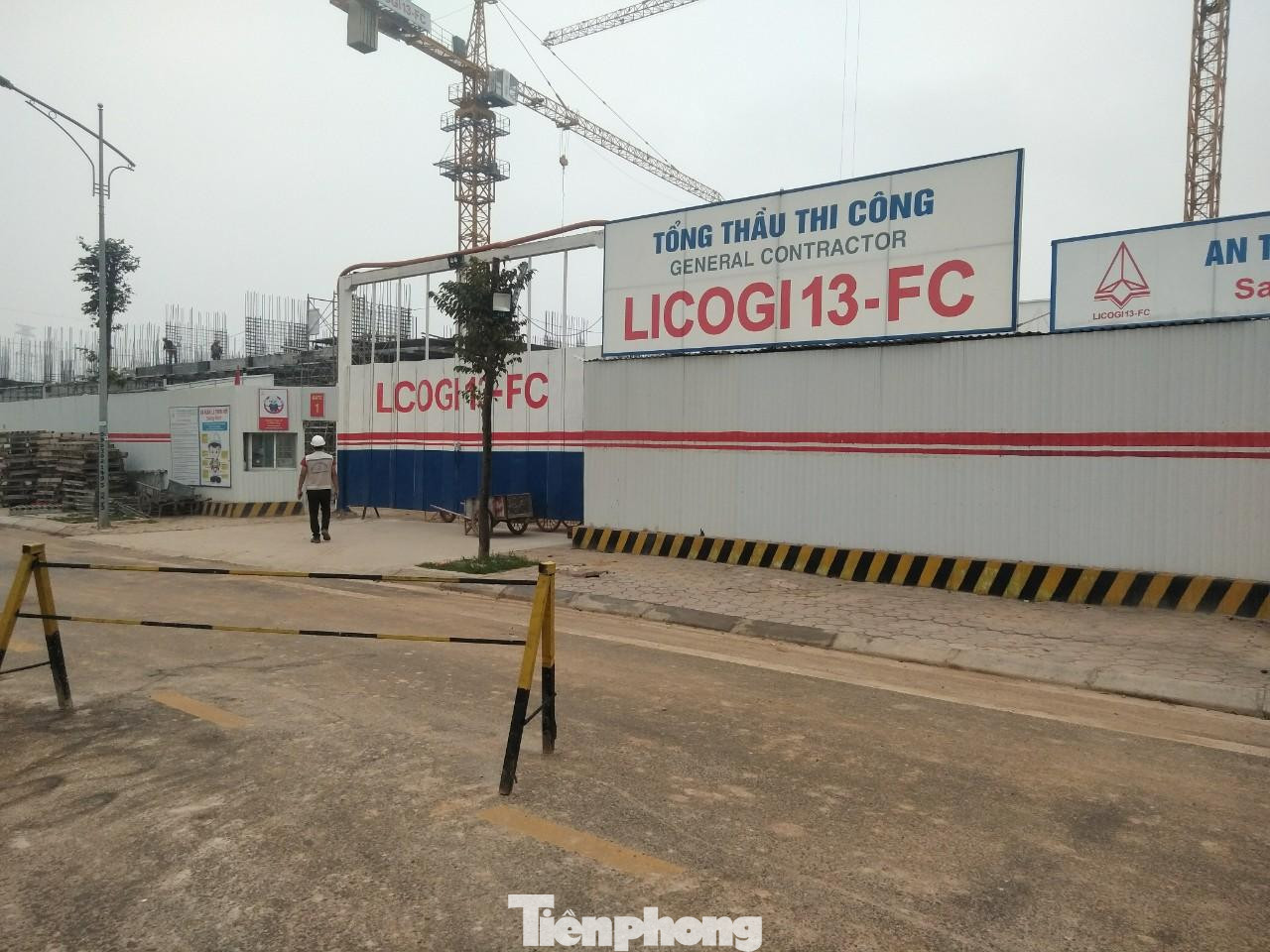 Dự án NƠXH Evergreen Bắc Giang đang xây dựng, chưa đủ điều kiện được phép mua bán, chuyển nhượng nhưng sàn môi giới đã rầm rộ rao bán căn hộ và sản phẩm shophouse thu tiền chênh bên ngoài của dự án. Dự án NƠXH Evergreen Bắc Giang đang xây dựng, chưa đủ điều kiện được phép mua bán, chuyển nhượng nhưng sàn môi giới đã rầm rộ rao bán căn hộ và sản phẩm shophouse thu tiền chênh bên ngoài của dự án.