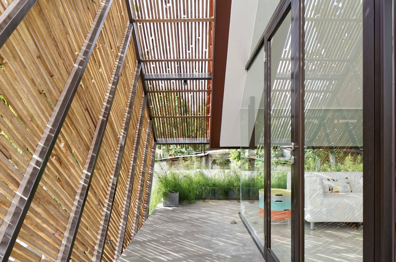 Tại tầng 2, nhờ việc màn gỗ chắn có thể nhìn xuyên qua nên không gian được đảm bảo được sự thông thoáng.