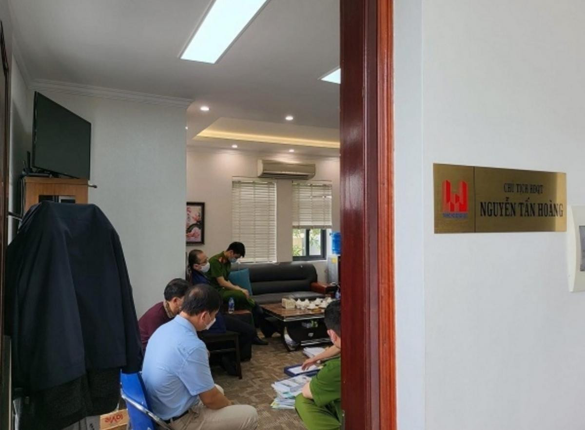 Công an tỉnh Bắc Ninh khám xét phòng làm việc của ông Nguyễn Tấn Hoàng ở Công ty Tây Hồ. Ảnh: CACC Công an tỉnh Bắc Ninh khám xét phòng làm việc của ông Nguyễn Tấn Hoàng ở Công ty Tây Hồ. Ảnh: CACC