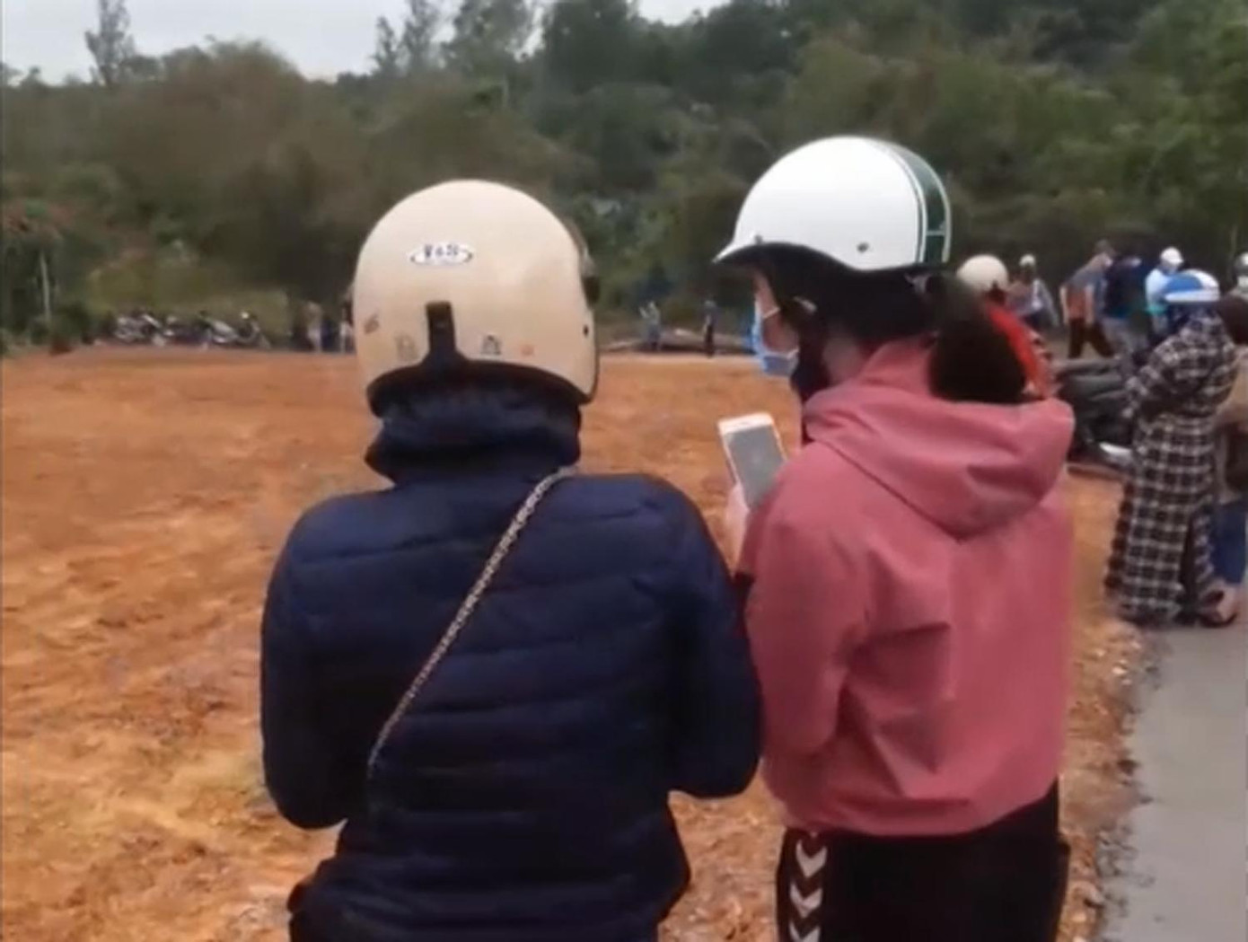 UBND tỉnh Quảng Bình đề nghị công an tỉnh tăng cường công tác kiểm tra; tổ chức điều tra, xử lý nghiêm tổ chức, cá nhân, đối tượng kinh doanh, hoạt động môi giới bịa đặt thông tin không đúng sự thật nhằm gây “sốt giá đất” để trục lợi. UBND tỉnh Quảng Bình đề nghị công an tỉnh tăng cường công tác kiểm tra; tổ chức điều tra, xử lý nghiêm tổ chức, cá nhân, đối tượng kinh doanh, hoạt động môi giới bịa đặt thông tin không đúng sự thật nhằm gây “sốt giá đất” để trục lợi.