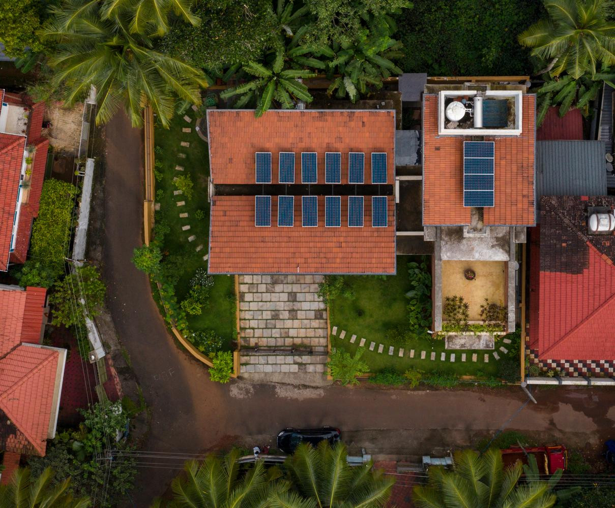 Điểm nhấn chính của ngôi nhà là mái dốc ngược 15 độ, được phát triển để thu năng lượng mặt trời 5,5 kW và thu nước mưa 20.000 lít. Điểm nhấn chính của ngôi nhà là mái dốc ngược 15 độ, được phát triển để thu năng lượng mặt trời 5,5 kW và thu nước mưa 20.000 lít.