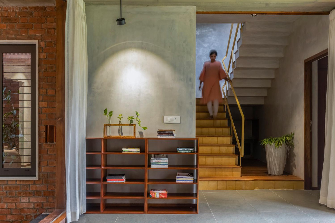 Theo quan điểm của kiến trúc sư, ngôi nhà này là một ví dụ nhằm giảm thiểu các tác động môi trường do ngành xây dựng gây ra, bằng cách đưa ra thông điệp “chỉ xây dựng những gì cần thiết để có mối quan hệ cộng sinh với thiên nhiên”. Theo quan điểm của kiến trúc sư, ngôi nhà này là một ví dụ nhằm giảm thiểu các tác động môi trường do ngành xây dựng gây ra, bằng cách đưa ra thông điệp “chỉ xây dựng những gì cần thiết để có mối quan hệ cộng sinh với thiên nhiên”.