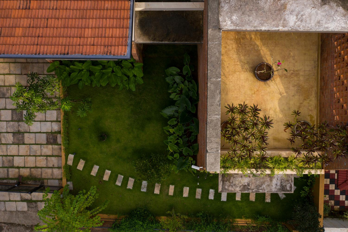 Ngôi nhà chỉ chiếm 40% so tổng diện tích của khu đất, còn 60% là diện tích trồng cây xanh bao quanh nhà. Ngôi nhà chỉ chiếm 40% so tổng diện tích của khu đất, còn 60% là diện tích trồng cây xanh bao quanh nhà.