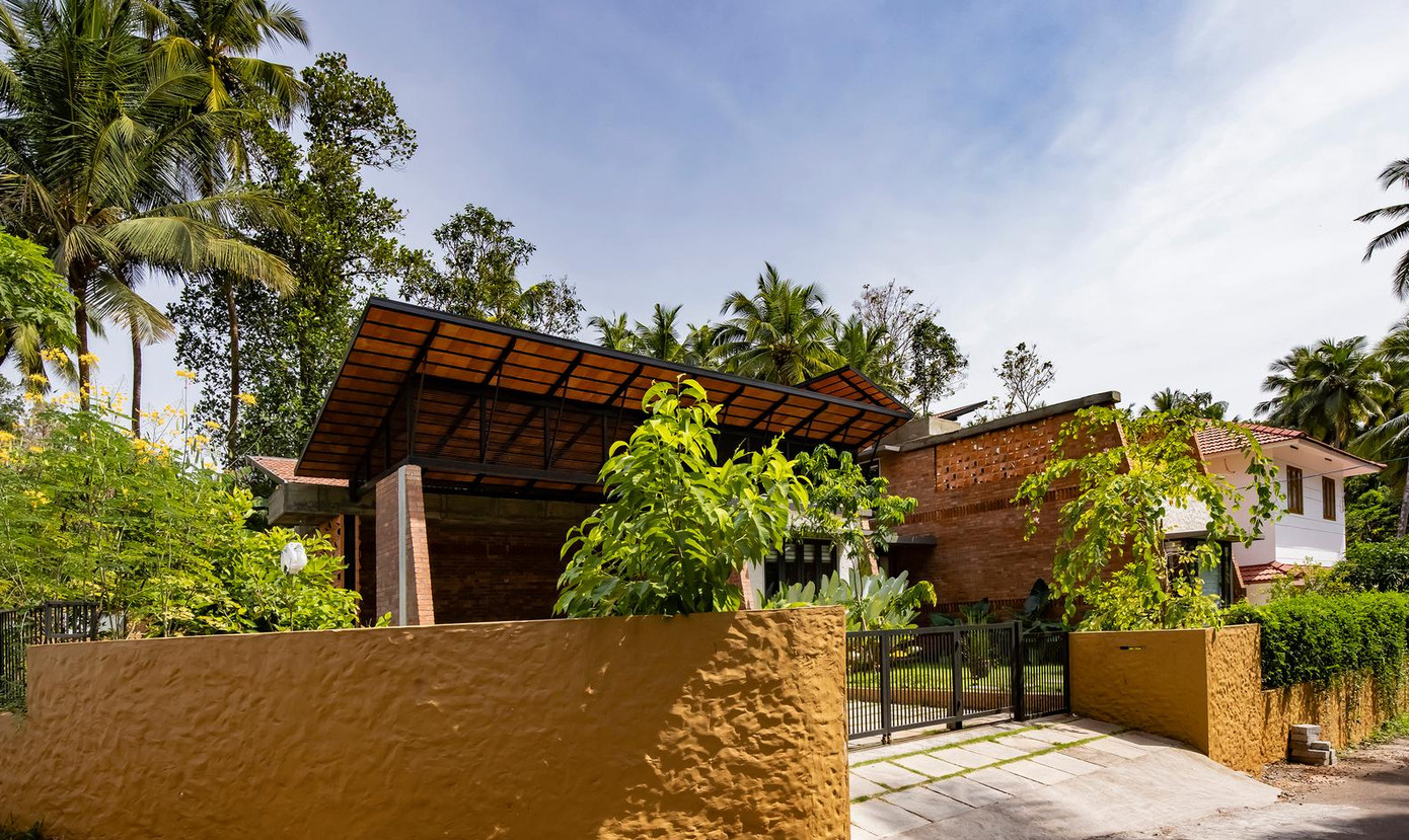 Toàn bộ tòa nhà được dồn về phía Đông (phía sau của khu đất), với mục đích để tất cả các cảnh quan bao quanh dồn về phía Tây, việc này có tác dụng chống ồn, ô nhiễm và ánh nắng mặt trời. Toàn bộ tòa nhà được dồn về phía Đông (phía sau của khu đất), với mục đích để tất cả các cảnh quan bao quanh dồn về phía Tây, việc này có tác dụng chống ồn, ô nhiễm và ánh nắng mặt trời.