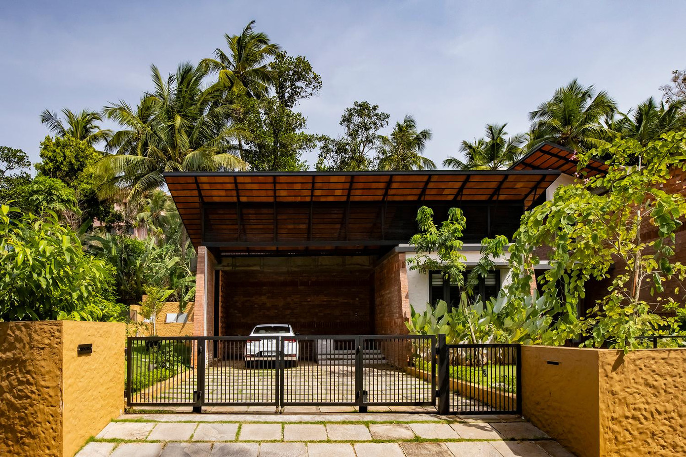 Ngôi nhà này là một dinh thự, được thiết kế cho một gia đình có 6 thành viên, ở một khu đô thị, xung quanh là các dinh thự và tòa nhà cao tầng. Ngôi nhà này là một dinh thự, được thiết kế cho một gia đình có 6 thành viên, ở một khu đô thị, xung quanh là các dinh thự và tòa nhà cao tầng.