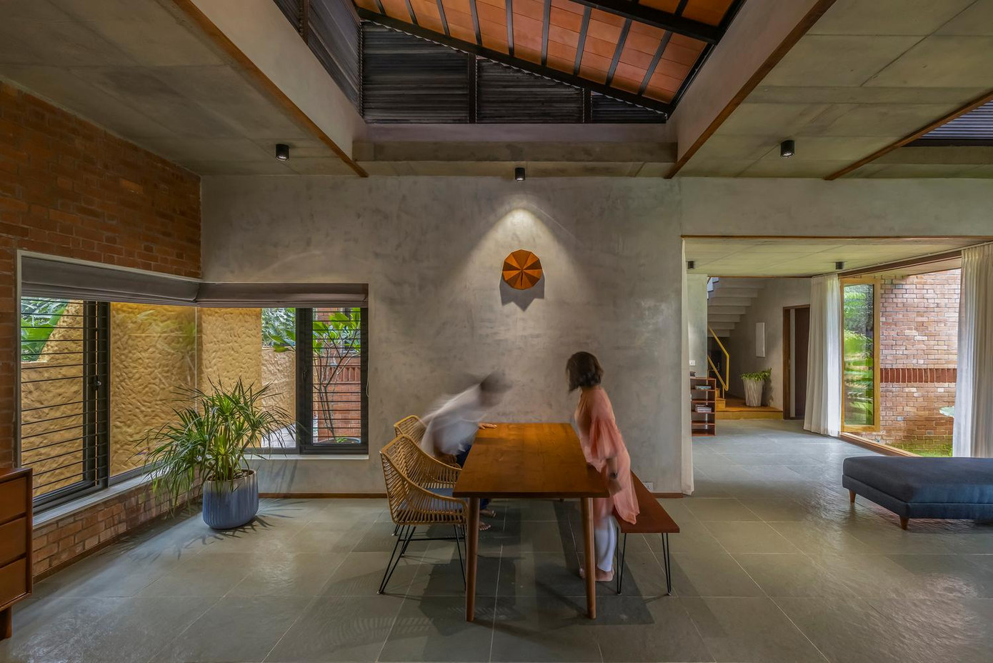 Ngôi nhà giảm thiểu việc sử dụng bê tông, bằng cách sử dụng gạch nung. Tất cả các vật liệu đều hướng tới phơi bày bản chất thô ráp của chúng, để nội thất trong nhà hướng tới sự đơn giản, nhẹ nhàng nhất có thể. Ngôi nhà giảm thiểu việc sử dụng bê tông, bằng cách sử dụng gạch nung. Tất cả các vật liệu đều hướng tới phơi bày bản chất thô ráp của chúng, để nội thất trong nhà hướng tới sự đơn giản, nhẹ nhàng nhất có thể.